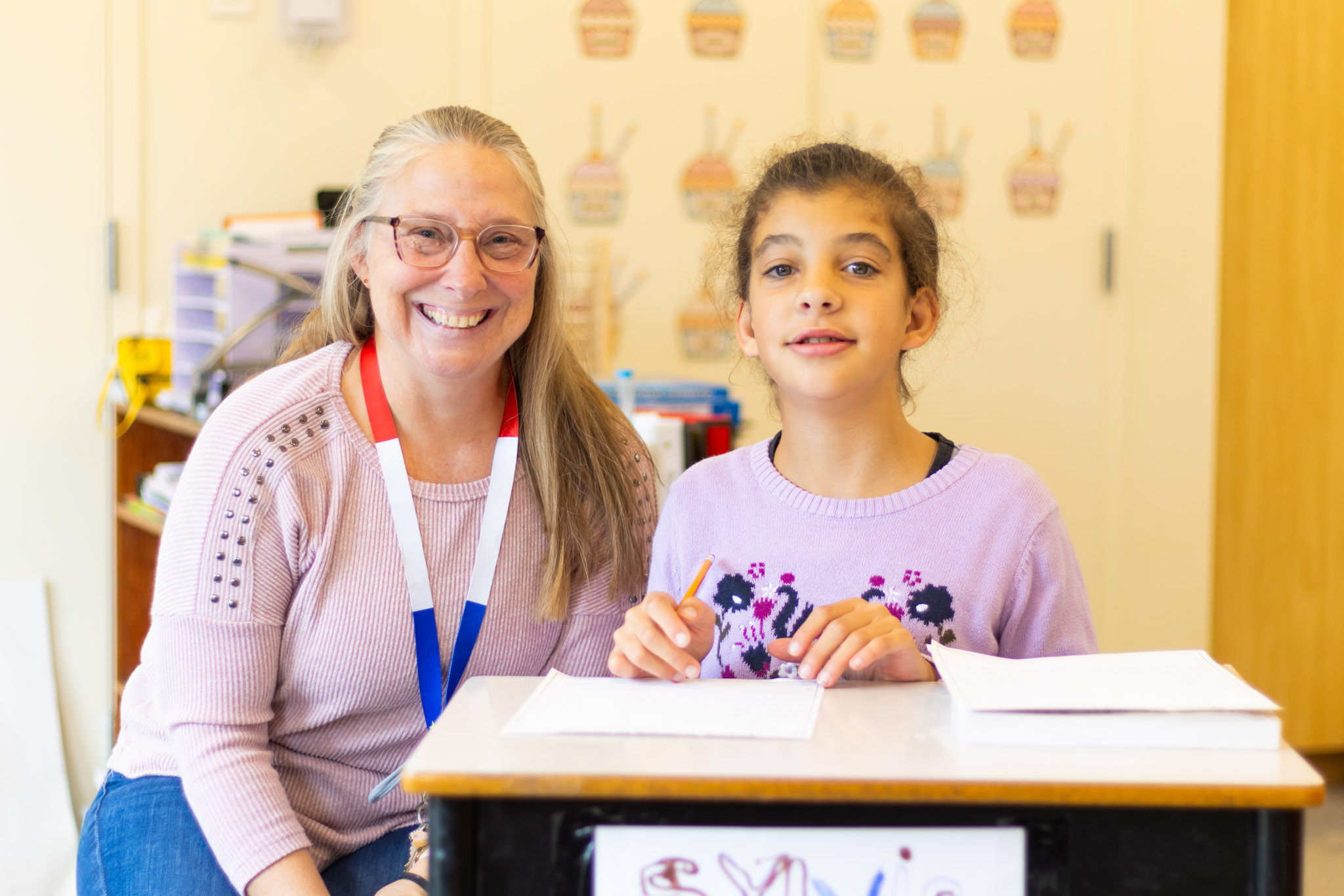 Une aide-enseignant avec un groupe d'élèves